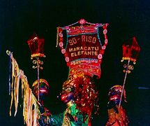 Une scène de <em>maracatu</em> dans <em>Festança no Reino da Mata Verde</em> (1977) par Mamulengo Só-Riso dénote l'un des genres du spectacle afro-brésilien de Pernambouc dans le nord-est du Brésil, surtout pendant le Carnaval (Olinda, État de Pernambouc, Brésil). Photo: Fernando Augusto Gonçalves