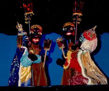 Rei e Rainha do Maracatu (<em>Ki</em>ng and Queen of <em>maracatu</em>), characters from a scene in <em>Festança no Reino da Mata Verde</em> (1977) by Mamulengo Só-Riso (Olinda, State of Pernambuco, Brazil). Photo: Fernando Augusto Gonçalves