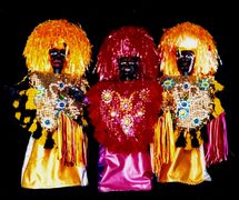 Caboclos de lança, de Folgazões & Foliões, Foliões & Folgazões (2002) par Mamulengo Só-Riso (Olinda), des personnages folkloriques de l'État de Pernambouc au Brésil liés au Carnaval et au <em>Maracatu Rural</em>. Photo: Olívia Robacov