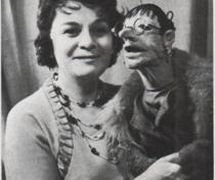 Marionnettiste russe Marta Tsifrinovitch (1924-2009) avec la marionnette de Venera Poustomelskaïa (dans les années 1970). Photo réproduite avec l'aimable autorisation de Archive : Rossiyskiy tsentr UNIMA (Centre UNIMA Russie, Moscou, Russie)