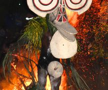 Los intérpretes bailan pasando sobre una hoguera grande, en la danza del fuego de Baining realizado durante la no<em>c</em>he <em>c</em>omo parte del National Mask Festival en Nueva Bretaña <em>Or</em>iental, Papúa Nueva Guinea, en 2015. Foto: Judy Ryon