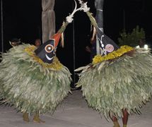 Un spe<em>c</em>ta<em>c</em>le de <em>tumbuan</em> par la <em>c</em>ommunauté Tolai au musée national de Port Moresby, Papouasie-Nouvelle-Guinée, en 2015