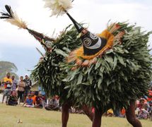 Un spe<em>c</em>ta<em>c</em>le de <em>tumbuan</em> au National Mask Festival à Kokopo, Nouvelle-Bretagne orientale, Papouasie-Nouvelle-Guinée, en 2015