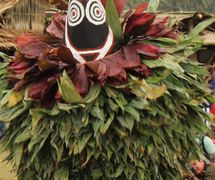 Un espe<em>c</em>tá<em>c</em>ulo de <em>tumbuan</em> en el National Mask Festival en Kokopo, Nueva Bretaña <em>Or</em>iental, Papúa Nueva Guinea, en 2015. Foto: Judy Ryon