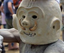 Une variation de masque de por<em>c</em> pour l’un des « Asaro Mudmen » apparaissant au Goroka Festival (Goroka Show) de 2015 dans la provin<em>c</em>e Hautes-Terres orientales de Papouasie-Nouvelle-Guinée. Le masque fait de boue