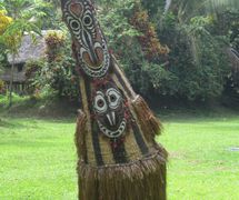 Un bailarín de Tumbuan saluda a visitantes en Kanganaman, la provin<em>c</em>ia del Sepik <em>Or</em>iental, Papúa Nueva Guinea, en 2014. Foto: Judy Ryon