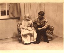 <em>The Proposal</em> (années 1920 et 1930) d’Anton Tchekhov par Roel Puppets (Gloucestershire, Angleterre), mise en scène et conception : Olive Blackham. Marionnettes à fils. Photo réproduite avec l'aimable autorisation de Collection : The National Puppetry Archive