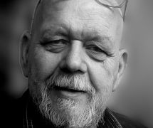 Pavel Kalfus (nacido en 1942), escenógrafo, diseñador de títeres, pintor y profesor checo. Fotografía cortesía de Archivo de Loutkář