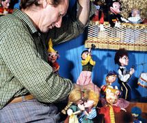 Bob Pelham avec une unité d'affichage animée, « Animated Display Unit » (juin 1979), conception et fabrication : Pelham Puppets (Bob Pelham). Marionnettes à fils. Photo: David Leech 