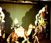 Una escena de <em>The Explorers</em> (1968), una producción del Marionette Theatre of Australia, puesta en escena: Peter Scriven. Títeres de hilos. Fotografía cortesía de Colección: Marionette Theatre of Australia
