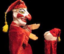 Puppets of <em>Petrushka</em> comedy (2004) by the Moscow-based puppet theatre company Brodyachiy <em>Vertep</em> (Театр «Бродячий Вертеп», Vagrant Booth, Moscow, Russia), puppet builders and performers: Elena Slonimskaya and Alexander Gref. Photo courtesy of Alexander Gref (Театр «Бродячий Вертеп»). Photo: Alexander Gref