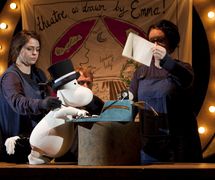<em>Moominsummer Madness</em> (2014) par Polka Theatre. Marionnettes sur table. Photo: Ludovic Des Cognets