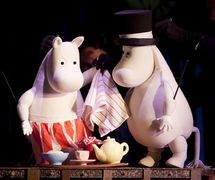 <em>Moominsummer Madness</em> (2014) par Polka Theatre. Marionnettes sur table. Photo: Ludovic Des Cognets