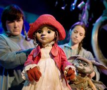 <em>Skitterbang Island</em> (2014) par Polka Theatre. Marionnettes sur table. Photo: Ludovic Des Cognets.