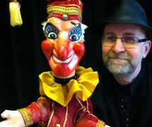 <em>The Hysteri<em>c</em>al Mystery and Mythi<em>c</em>al History of <em>Pun<em>c</em>h and Judy</em></em> (1979) by Hand to Mouth Theatre (New Forest, UK), dire<em>c</em>tion: Mr Pun<em>c</em>h, design and puppet <em>c</em>onstru<em>c</em>tion: Martin Bridle and Su Eaton, performer featured in the photo: Martin Bridle. Glove puppetry. Photo: Su Eaton