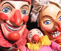Pun<em>c</em>h, Judy y Baby, en <em>Pun<em>c</em>h and Judy</em> (1979, 1990) por Storybox Theatre (Bristol, Reino Unido), puesta en es<em>c</em>ena: Tanya Landman, <em>c</em>on<em>c</em>ep<em>c</em>ión y fabri<em>c</em>a<em>c</em>ión de títeres: Rod Burnett, titiritero: Rod Burnett. Títeres de guante, altura: 50 <em>c</em>m. Foto: Rod Burnett