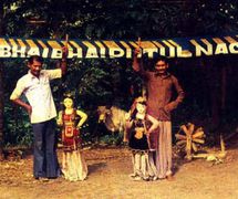 Une troupe de putul na<em>c</em>h ave<em>c</em> des marionnettes à fils grandes, Tripura, Inde. Photo réproduite avec l'aimable autorisation de Sampa Ghosh
