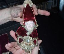 Red Bishop, finger puppet by American puppeteer Robert Anton (1949-1984). Photo: Stephen Kaplin