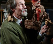 Malcolm Knight et Wee Jimmy, dans <em>Mistero Buffo</em> (1981) par Dario Fo, une production de Scottish Puppet and Mask Centre (Glasgow, Écosse), conception et fabrication : Malcolm Knight. Marionnette à tiges, hauteur : 90 cm. Photo: Peter Diblin