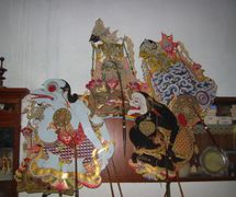 Semar (conseiller-compagnon de la « Droite ») et Togog (clown-compagnon de la 
« Gauche »), avec <em>Sri</em> Kresna et <em>Bathara</em> Guru, figurines d'ombre créées par <em>Ki</em> Bambang Suwarno dans le style de Surakarta de <em><em>wayang</em> kulit purwa</em>. Photo: Karen Smith
