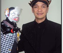 Semar, por Wawan Gunawan, un maestro titiritero (<em>dalang</em>) indonesio de la tradición <em>wayang</em> golek, títere de varillas de <em>Sunda</em>landia [de la <em>Sunda</em> ???], Java Occidental, y creador de <em>wayang</em> golek ajen. Fotografía cortesía de UNIMA-Indonesia