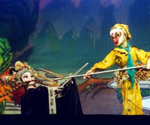 <em>Le Roi des singes bat trois fois le Démon aux os blancs</em> (孙悟空三打白骨精, 1977) par Shanghai Muoutuan (District de Huangpu, Shanghai, République populaire de Chine), mise en scène : Meng Yuan, Zhang Zhen, Zhao Genlou, scénographie et fabrication : Xu Jin, Shen Changkang, et d’autres, marionnettistes : Wang Hua, Zheng Guofang. Marionnettes à tiges, hauteur : 70-100 cm. Photo: Hu Zhiqiang