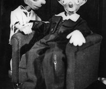 Spejbl y Hurvínek, personajes cómicos populares del teatro de títeres checo creado por Josef Skupa. Títeres de hilos originales de Josef Skupa hechas en madera y tela (1930), altura: 60-80 cm, concepción: Karel Nosek (Spejbl), Gustav Nosek (Hurvínek). Fotografía cortesía de Archivo de Loutkář