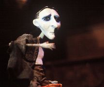 Little Victor, dans <em>Frankenstein</em> (1999), un spectacle pour adulte par Terrapin Puppet Theatre (Tasmania, Australie), mise en scène : Jessica Wilson, conception de marionnettes : Graeme Davis. Photo réproduite avec l'aimable autorisation de Terrapin
