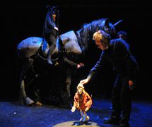 Scene with the horse, in <em>Tropoi</em> (2013), based on the novel by Helmut Krausser, produced by Theater FroeFroe (Antwerp, Belgium), direction: collective, design: Marc Maillard, puppeteers: Dries De Win, Dimitri Duquennoye, Filip Peeters. Rod puppets. Photo: Marc Maillard (www.froefroe.be)