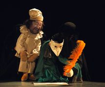 <em>Don G.</em> (2006) par le théâtre Taptoe (Gand, Belgique), mise en scène : Vincent Van den Elshout, scénographie : Luk De Bruyker, Dirk De Strooper, fabrication : Dirk De Strooper, marionnettistes : Luk De Bruyker (Leporello), Dirk De Strooper (Don Giovanni). Frantoche et masque marionnette. Photo: Luk Monsaert