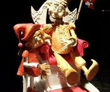 El Rey y su bufón, en <em>Les barbus de Moslavie</em> (2006) por Théâtre des Gros Nez (Perwez, Brabant Valonia, Bélgica), puesta en escena, escenografía y manipulación: Marcel Orban. Fotografía cortesía de Marcel Orban