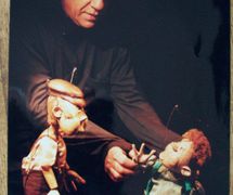 Marcel Orban, fondateur-créateur et interprète solo du Théâtre des Gros Nez (Perwez, Brabant wallon, Belgique) avec deux de ses marionnettes. Photo réproduite avec l'aimable autorisation de Marcel Orban