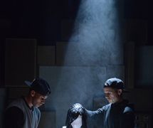 Paper Girl, in <em>The Broke ‘N’ Beat Collective</em> (2015), co-production of Theatre-Rites (London, UK) and 20 Stories High (Liverpool, UK), direction: Sue Buckmaster, Keith Saha, design: Matt Hutchinson, Sue Buckmaster, puppet construction: Matt Hutchinson, performers featured in the photo: Mohsen Nouri, Ryan Harston. Direct manipulation puppetry, height: 1.20 m. Photo: Robert Day