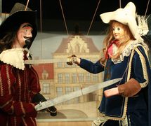 <em>Les Trois Mousquetaires</em>, a classic of Théâtre Royal de Toone (Brussels, Belgium), fight between Bernajou (left) and D'Artagnan (right). Rod marionettes. Photo: Nicolas Géal