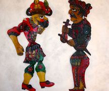 <em>Karagöz</em> et musicien (vers 1900-1930), deux personnages du théâtre d'ombres turc, karagöz. Collection : Patterson Museum, Claremont, Californie, États-Unis