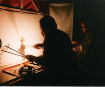 Metin Özlen, maître de théâtre d'ombres turc, karagöz, avec (à sa droite) Şinasi Çelikkol, un maître artisan des marionnettes, metteur en scène et artiste de karagöz. Photo réproduite avec l'aimable autorisation de UNIMA Turkey (UNIMA Turkiye)