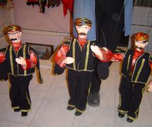 Trois marionnettes à fils de Vural Arisoy. Photo réproduite avec l'aimable autorisation de UNIMA Turkey (UNIMA Turkiye)