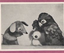 Bandicoot, el querido personaje de Violet Philpott, con sus amigos, en <em>The Egg</em> (década de 1970). Títeres de guante. Fotografía cortesía de Colección: The National Puppetry Archive. Foto: Violet Philpott