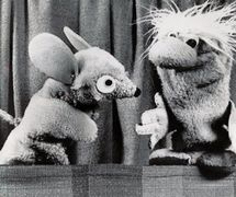 Bandicoot, personnage très apprécié de Violet Philpott, avec un ami (années 1970). Marionnettes à gaine. Photo réproduite avec l'aimable autorisation de Collection : The National Puppetry Archive. Photo: Violet Philpott