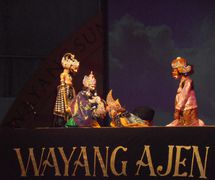 Wawan Gunawan, maître marionnettiste (<em>dalang</em>) indonésien du <em>wayang</em> golek, marionnette à tiges de la tradition du <em>Sunda</em>, Java occidental. Photo réproduite avec l'aimable autorisation de UNIMA-Indonésie. Photo: Karen Smith