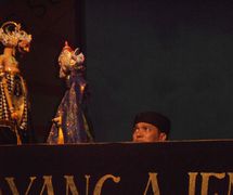 Wawan Gunawan, maître marionnettiste (<em>dalang</em>) indonésien du <em>wayang</em> golek, marionnette à tiges de la tradition du <em>Sunda</em>, Java occidental. Photo réproduite avec l'aimable autorisation de UNIMA-Indonésie. Photo: Karen Smith