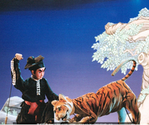Wu Song Beats the Tiger (武松打虎, 1991) by Yangzhou Muou Jutuan (Puppetry Research Institute of Yangzhou, Jiangsu Province, People’s Republic of China), direction: Jiao Feng, design/construction: Dai Ronghua, puppeteers: Xiao Xueming (manipulates Wu Song), Zhu Liugen and Wang Jianlin (manipulate the tiger). Rod puppets, height: 70-100 cm. Photo: Wu Jinhu