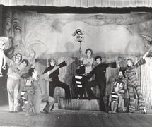 <em>Tigrik Petrik</em> (Petrik le bébé tigre, 1973) par le Teatr Skazki (Leningrad, aujourd'hui Saint-Pétersbourg), mise en scène : Youri Elisseiev, scénographie : Nelly Polyakova. Photo réproduite avec l'aimable autorisation de Archive : Sankt-Peterburgsky gosudarstvenny kukolny teatr Skazki (Saint-Pétersbourg, Russie)